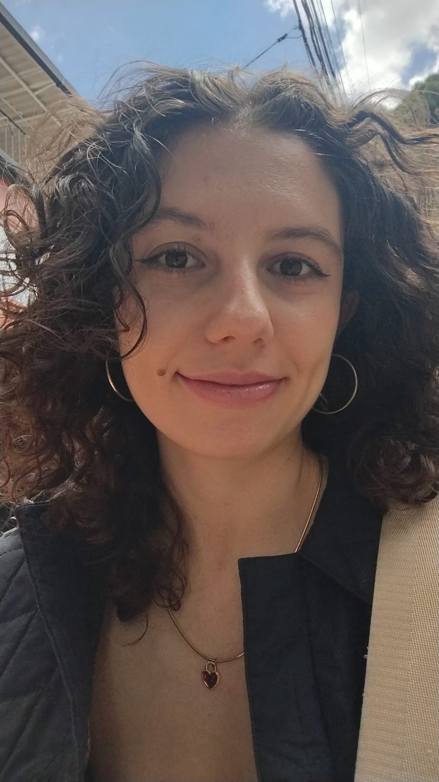 Retrato de Manuela, profesora de español, al aire libre